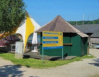 Den schnellen Hunger oder Durst können Sie direkt am Kiosk vor dem Bootshaus der Surf- und Segelschule stillen! © Steiner Nautic