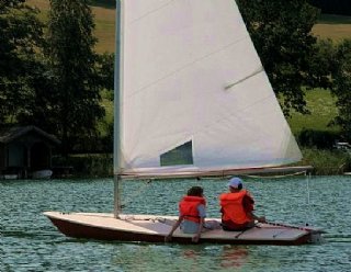 Schon als 7-Jährige können Ihre Kinder bei Steiner Nautic mit dem Segeln / Surfen beginnen! © Steiner Nautic