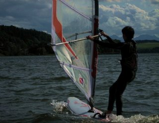 Vom/von der AnfängerIn zum Surf-Profi: Entdecken Sie Ihre Leidenschaft für den Surfsport in den Surf-Grundkursen am Mattsee © Steiner Nautic