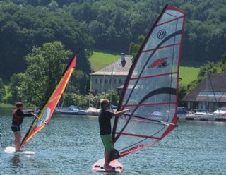 Unsere SurflehrerInnen helfen Ihnen dabei, sicher mit dem Surfboard ans Ufer zurückzukehren © Steiner Nautic