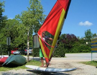 Unsere Surflehrer weisen Sie in nur 2 Tagen in die Grundzüge des Windsurfens ein © Steiner Nautic