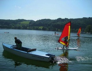 Während Ihres Surfkurses begleitet Sie ständig Ihr Surflehrer, entweder mit einem Eboot oder am eigenen Surfboard © Steiner Nautic
