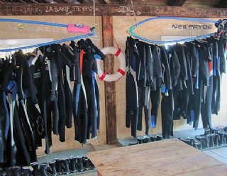 Für jede/n SurfschülerIn ist das passende Material vorhanden: Surfbretter, Riggs unterschiedlicher Größen und Neoprenanzüge, -schuhe in allen Größen © Steiner Nautic