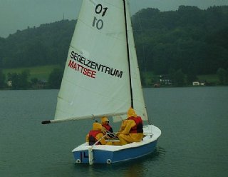 Auch bei Regen können die SchülerInnen mit den Segelbooten in See stechen © Steiner Nautic
