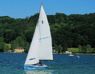 Die Pauschalangebote am Mattsee: Wir organisieren Ihnen eine Unterkunft und Wassersportkurse nach Ihren Wünschen! © Steiner Nautic