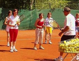 Ob Regen oder Sonne: In der Tennishalle können die SchülerInnen vom Wetter unberührt Tennis spielen © Steiner Nautic
