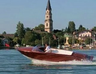 Purer Fahrspaß auf Seen und Flüssen: Erwerben Sie den Motorbootschein in der Segelschule Mattsee! © Steiner Nautic