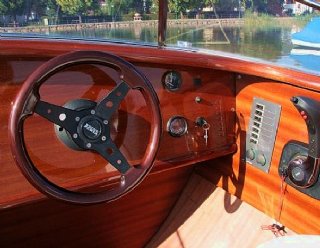 Steuerstand der Steiner Marin 630 © Steiner Nautic