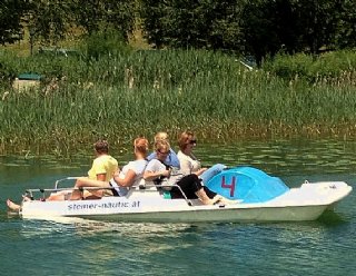 Befahren Sie den Mattsee "zu Fuß": Der Bootsvermietungs-Klassiker ist ideal für einen gemütlichen Badetag im Trumer Seenland. © Steiner Nautic